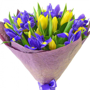 Букет из ирисов и тюльпанов "Первое свидание"